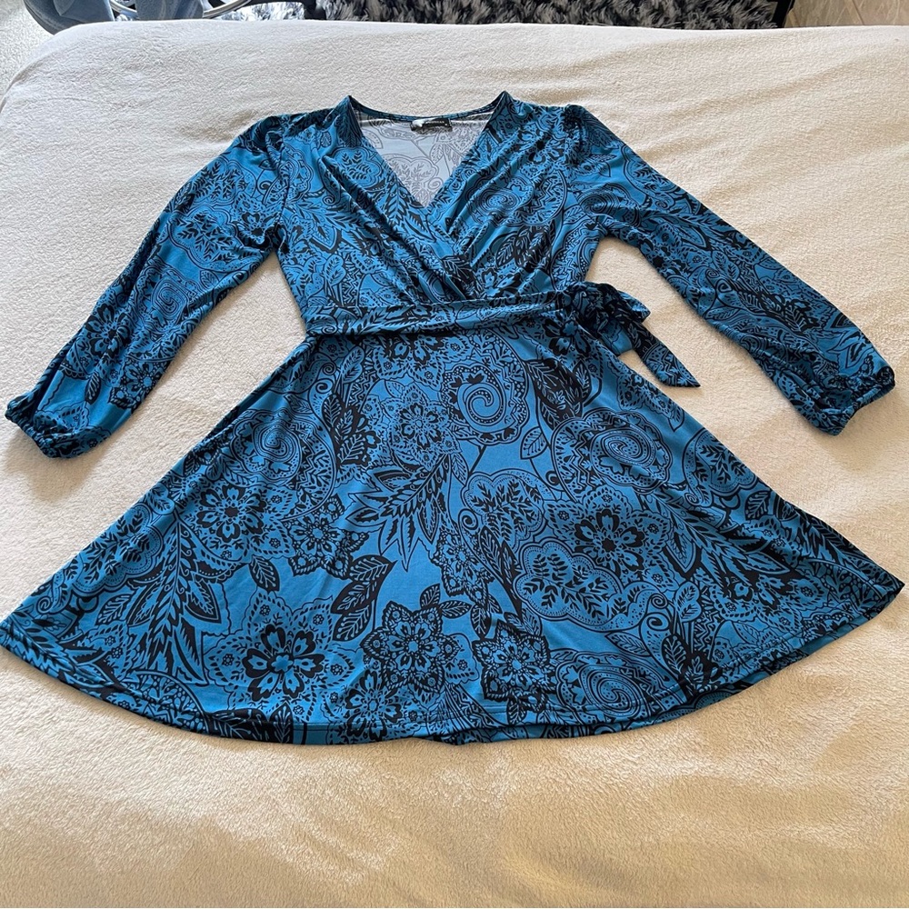 Elegant Blue A-Line Dress with V-Neck and Bishop Sleeves